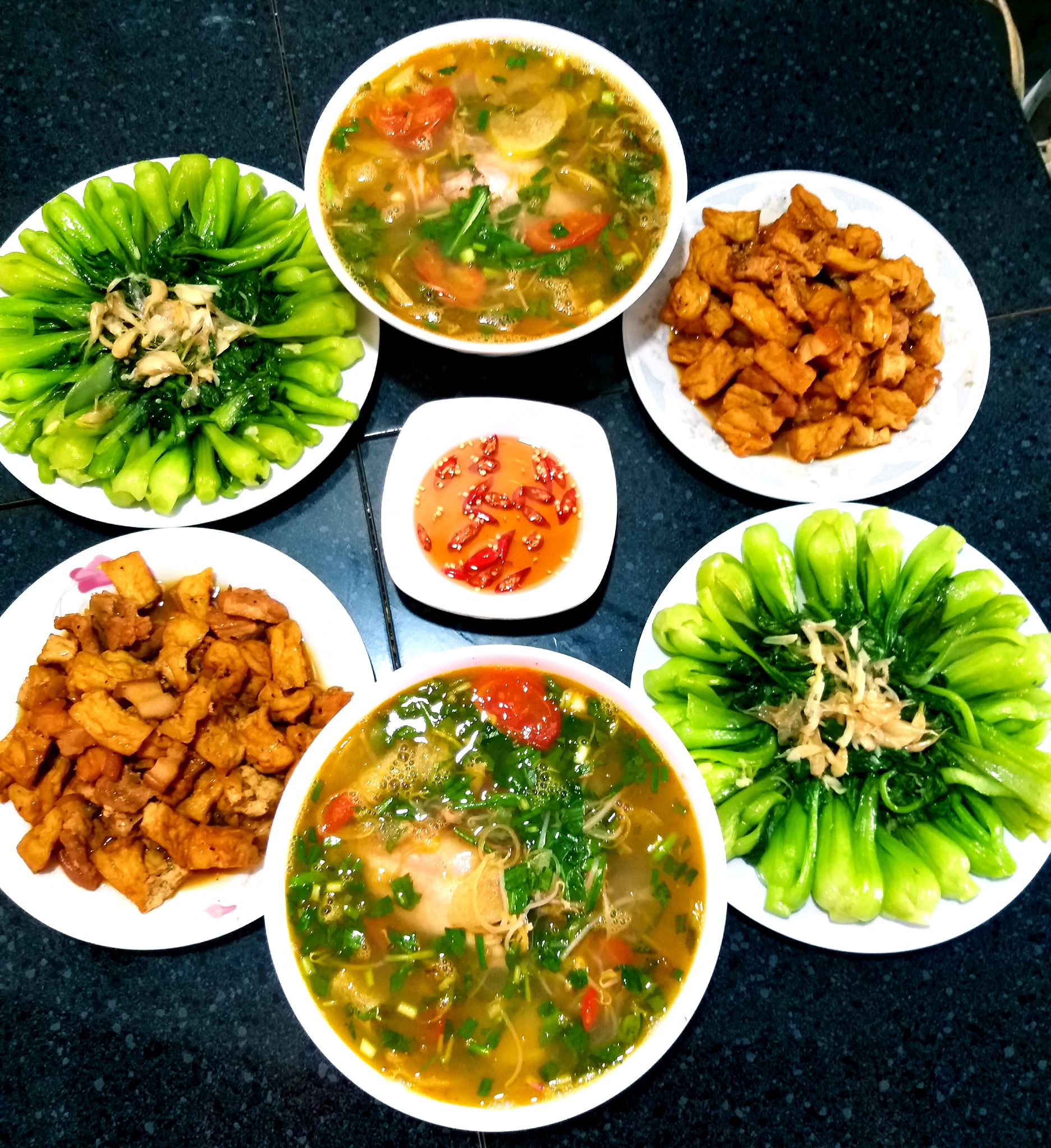 Mâm cơm kết hợp các món hấp dẫn