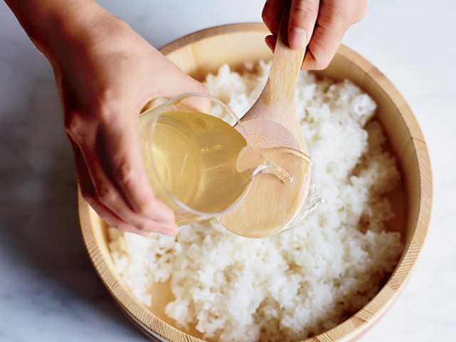 Thêm Dầu Ăn và Giấm Trắng