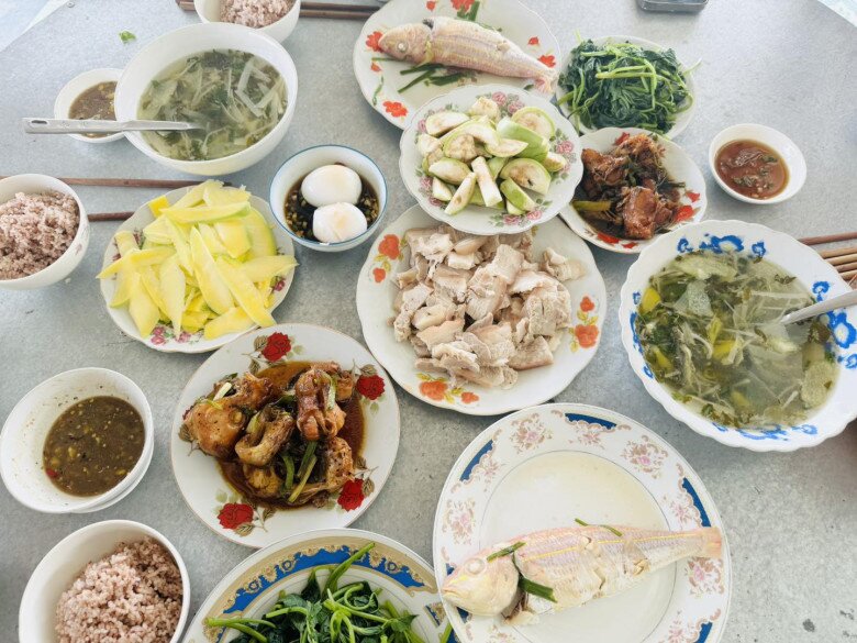 Hình ảnh mâm cơm của mẹ Hồ Bích Trâm