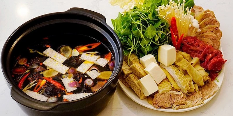 Lẩu bò tươi Topping cực phong phú và rau ăn kèm