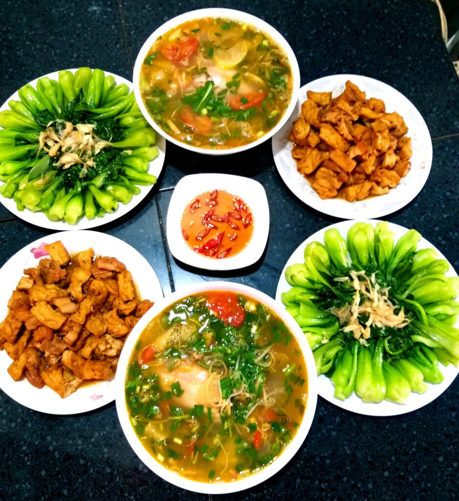 Mâm cơm kết hợp các món hấp dẫn